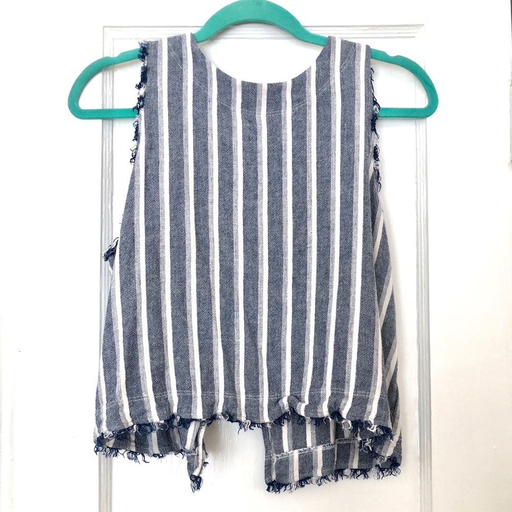 Cloth & Stone button back hi-low top. Size M